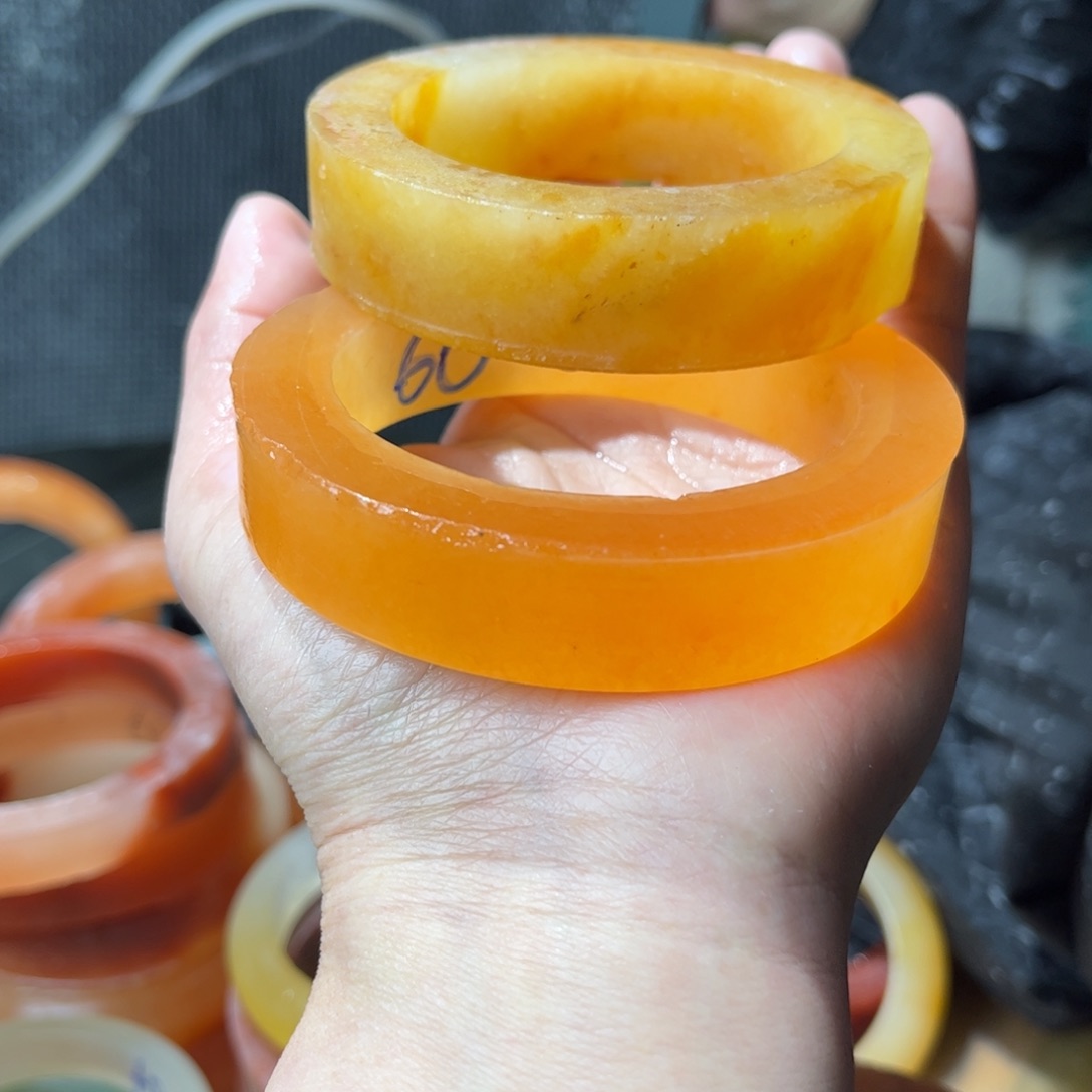 菩***⁹石英质玉未镶嵌手镯定制