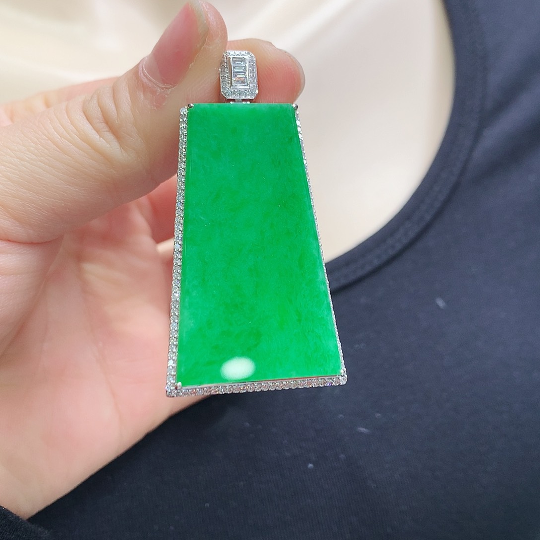 翡翠颈饰18K金镶嵌无事牌