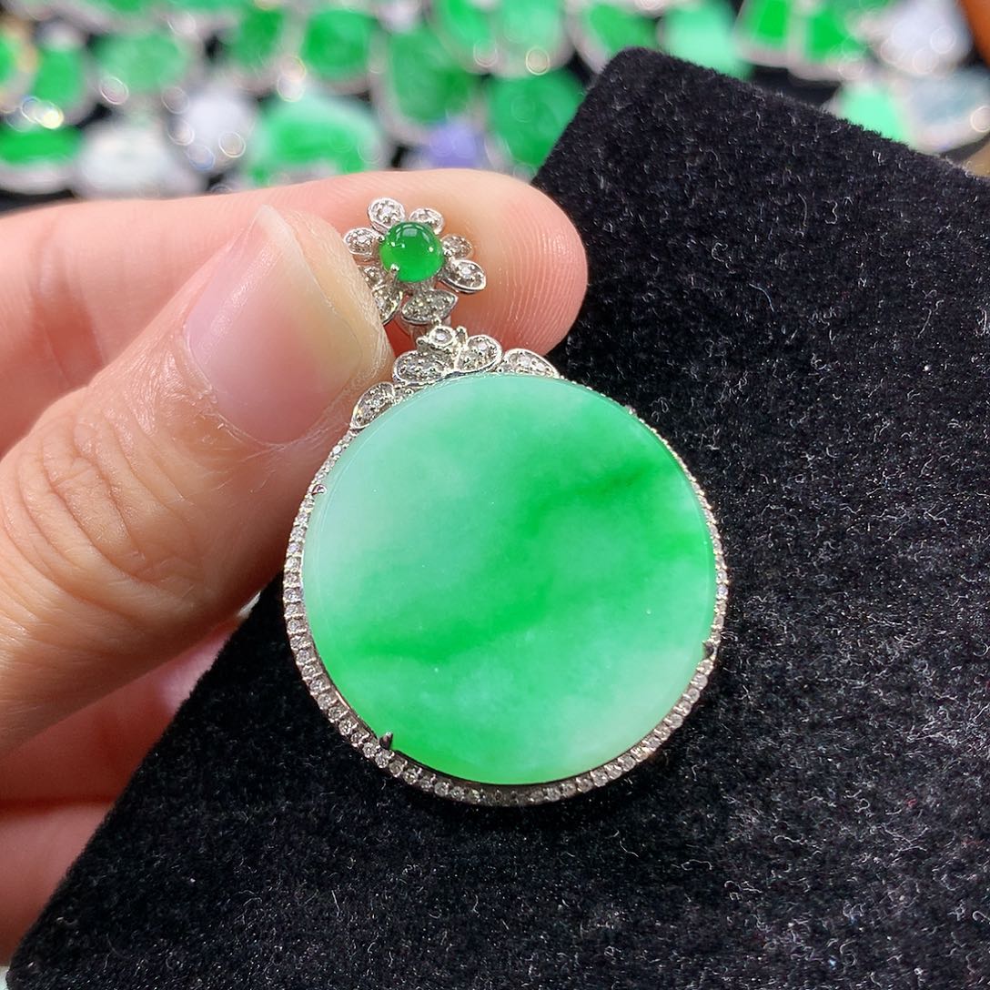 翡翠18K金镶嵌颈饰