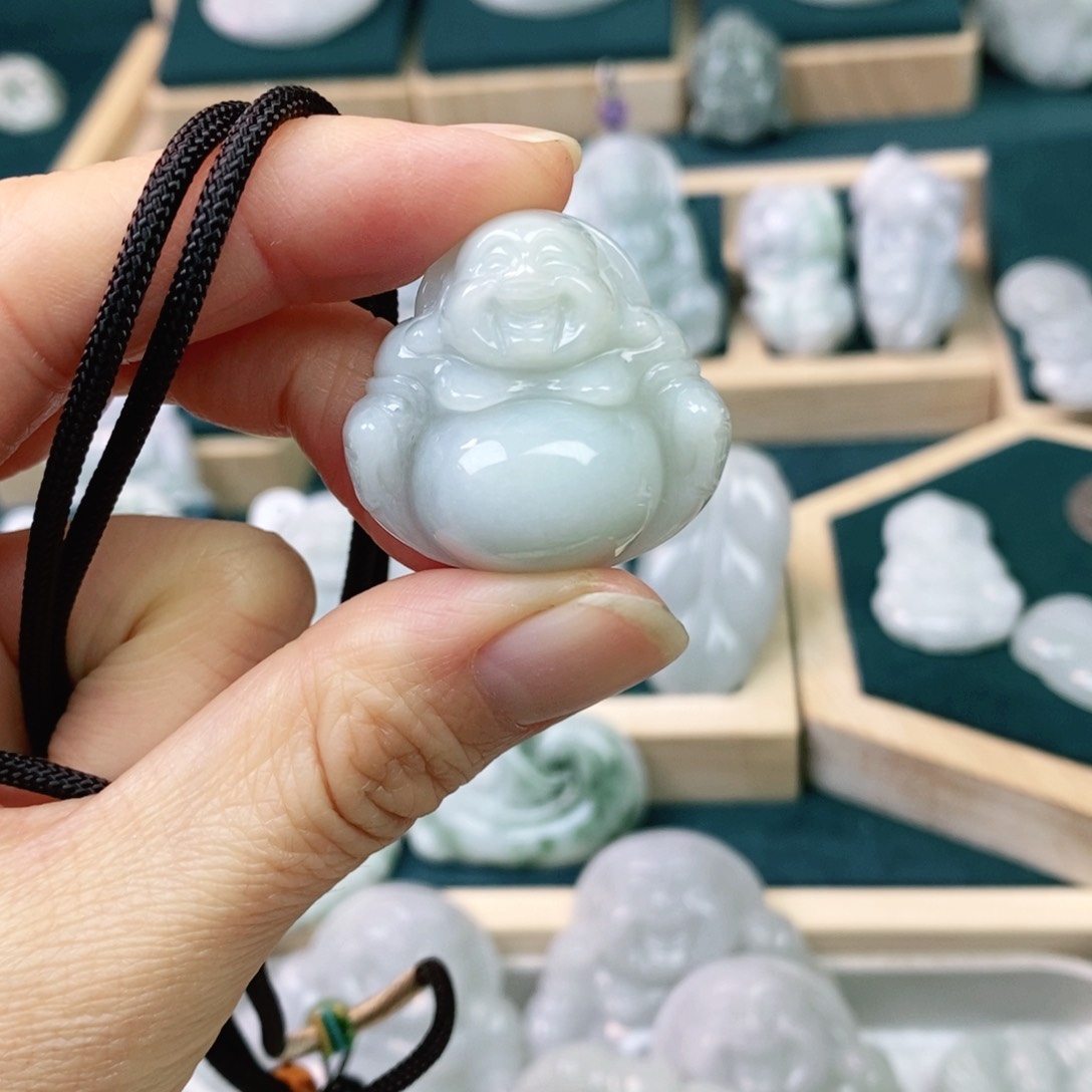 翡翠颈饰未镶嵌佛公