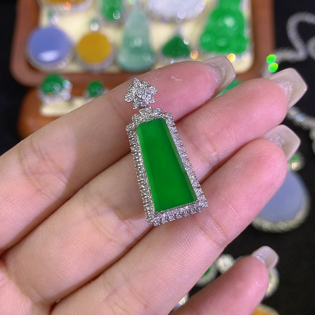 翡翠18K金镶嵌颈饰111111111