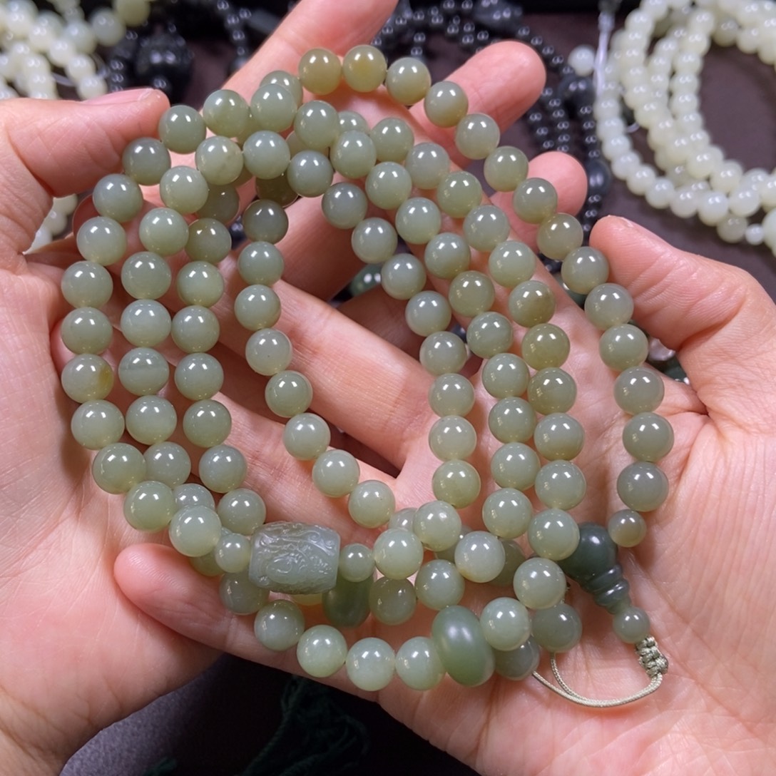 和田玉未镶嵌把件只此青绿