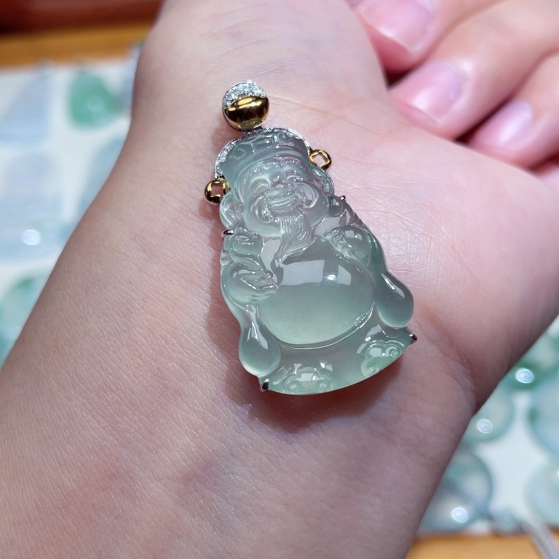 翡翠18K金镶嵌颈饰财神