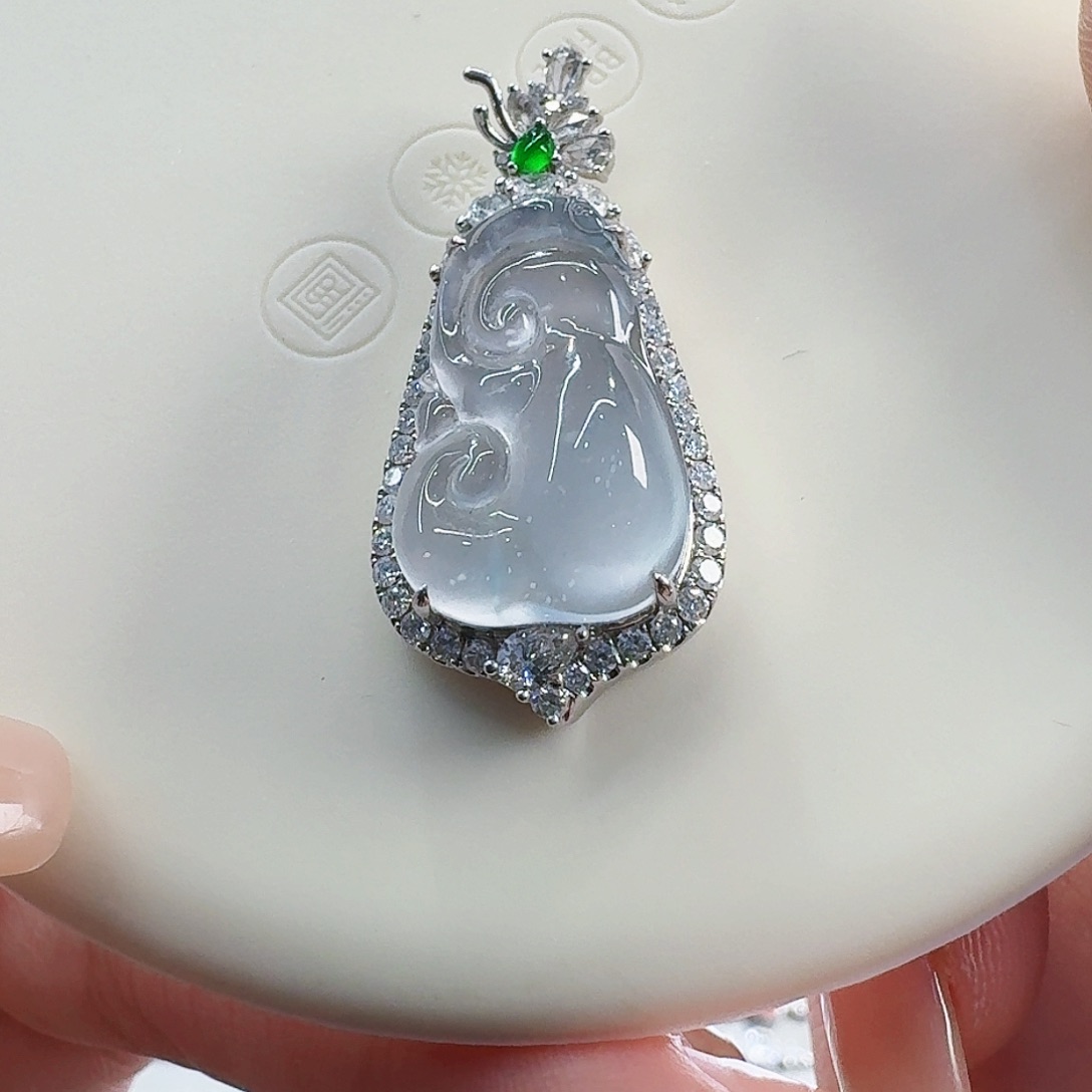 翡翠颈饰18K金镶嵌如意