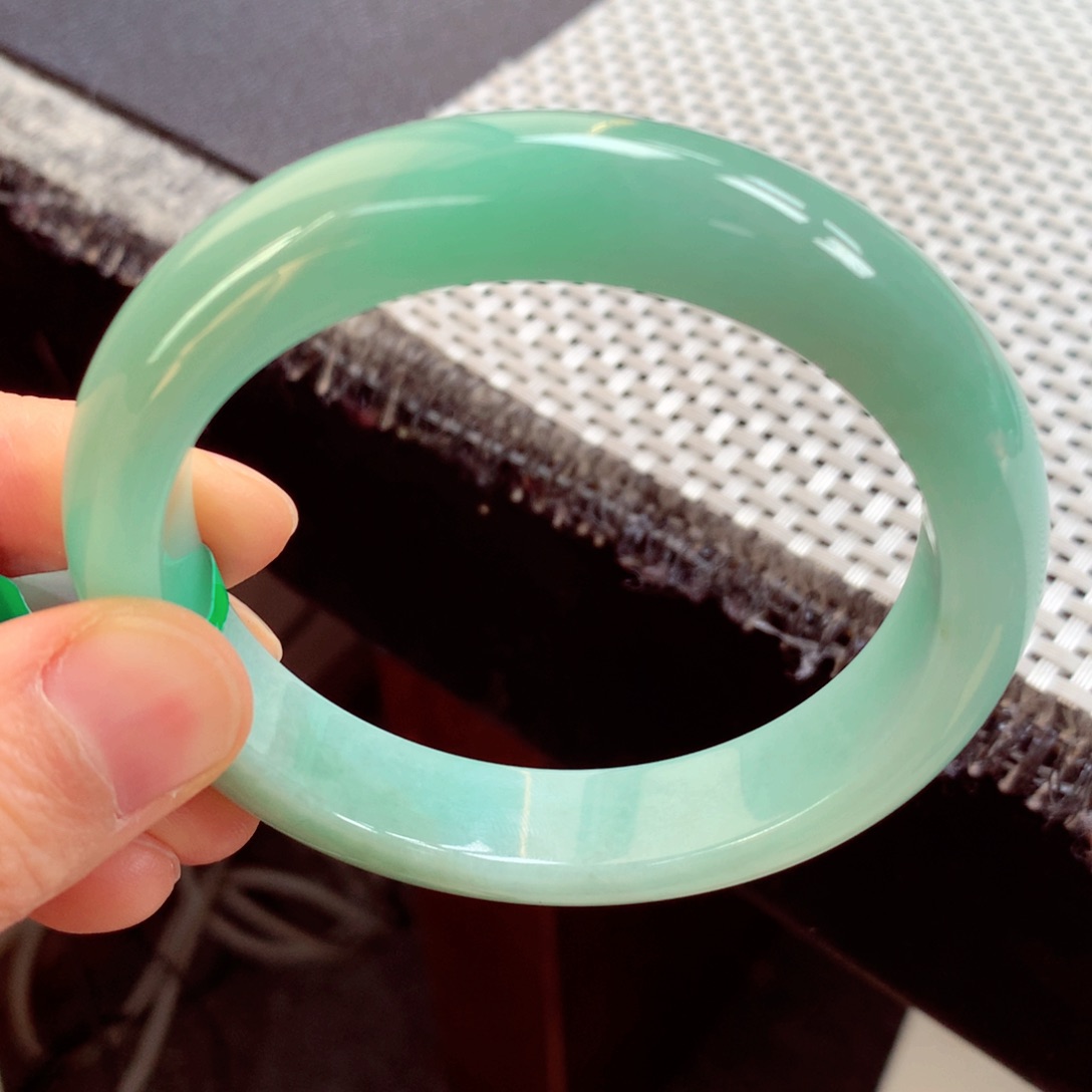 翡翠手镯未镶嵌缅甸