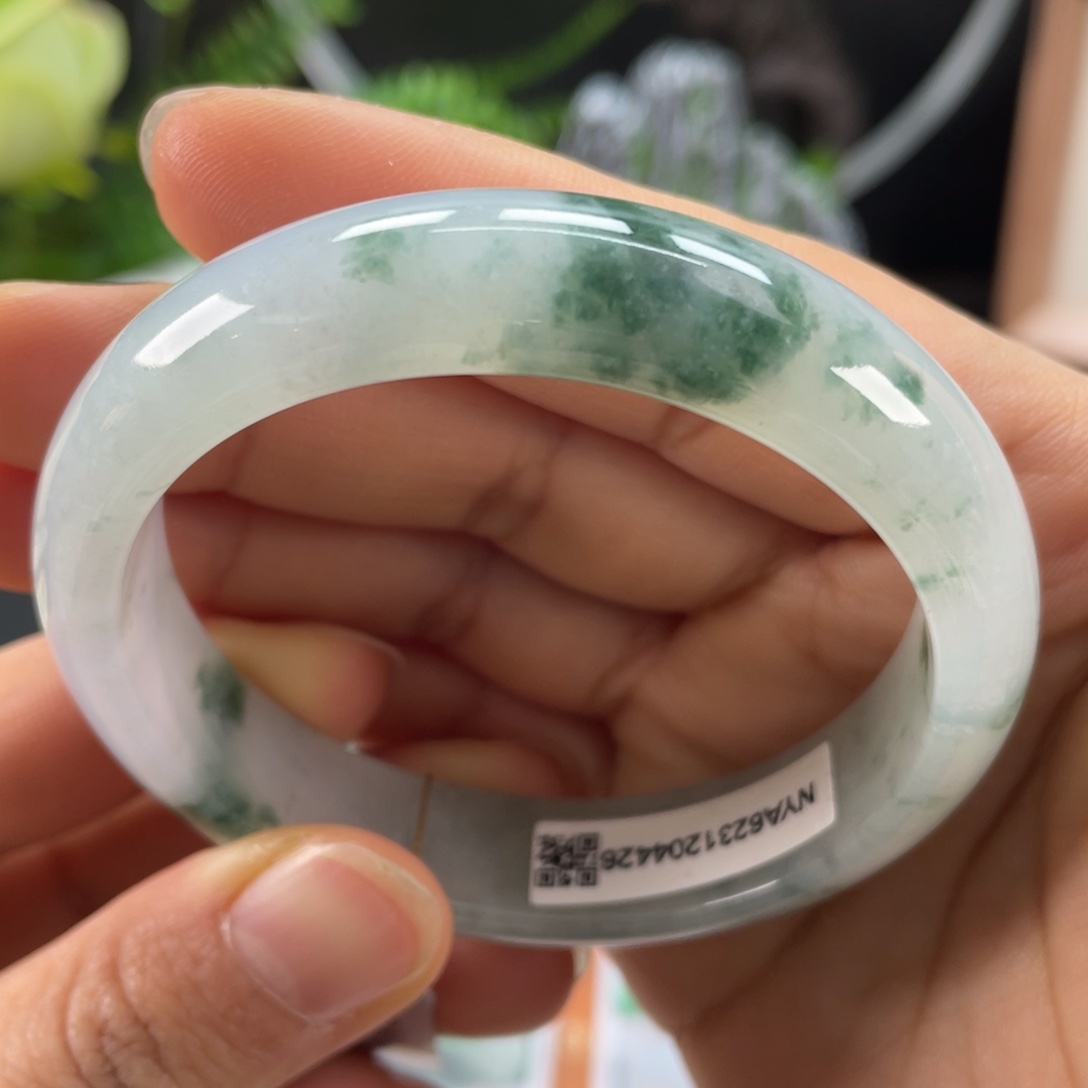 翡翠手镯未镶嵌糯胶飘花