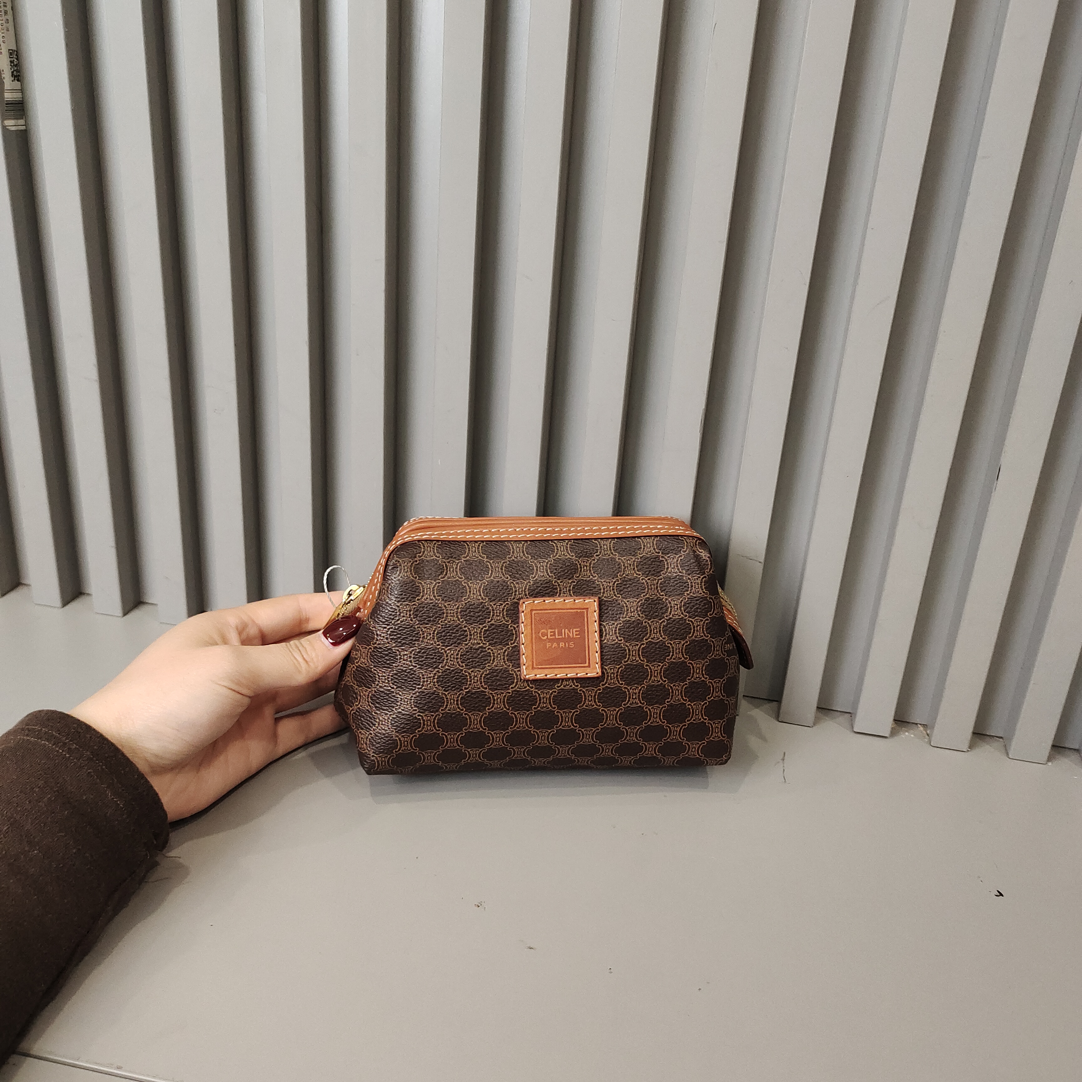 95新 Celine/思琳 兔兔奢欣欣/思琳小号云朵手拿包/240823085