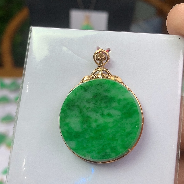 翡翠18K金镶嵌颈饰