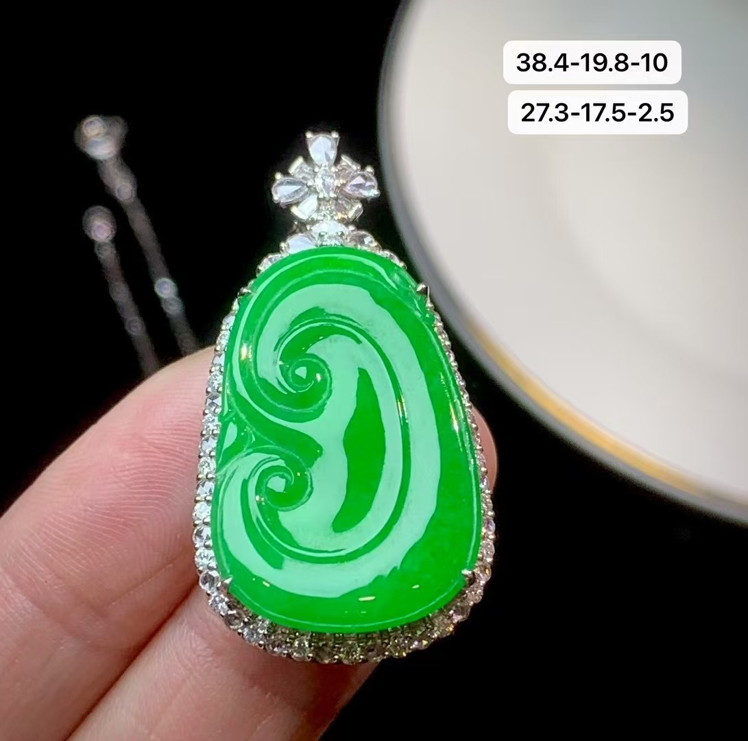 18k金镶嵌满绿如意翡翠吊坠 种老色阳水润细腻 复古典雅 QXY50213