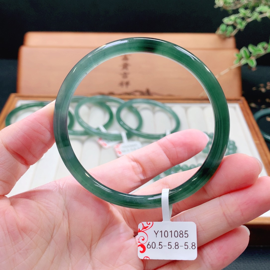 翡翠手镯（圆镯）未镶嵌