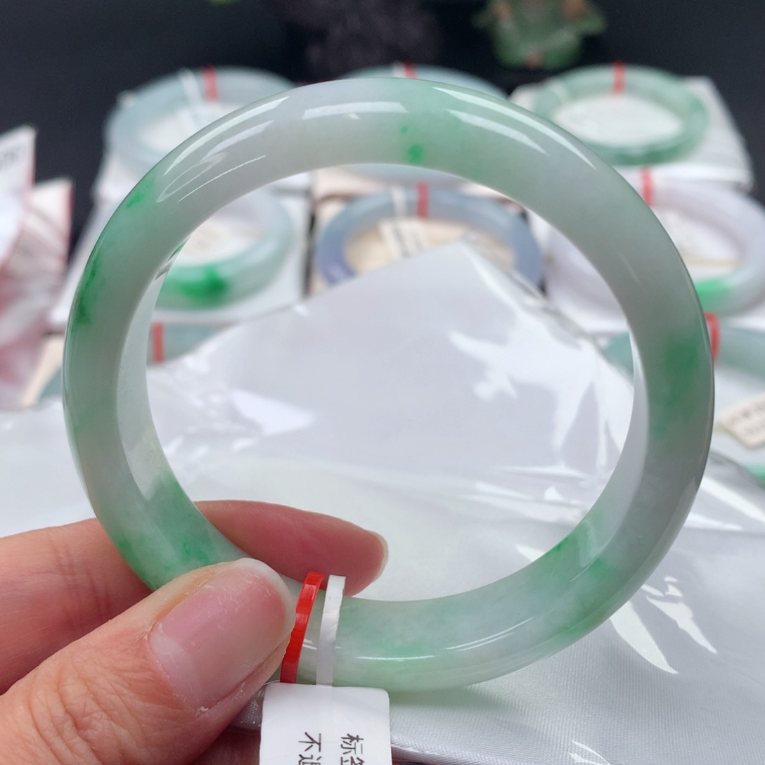 翡翠手镯未镶嵌59飘阳绿