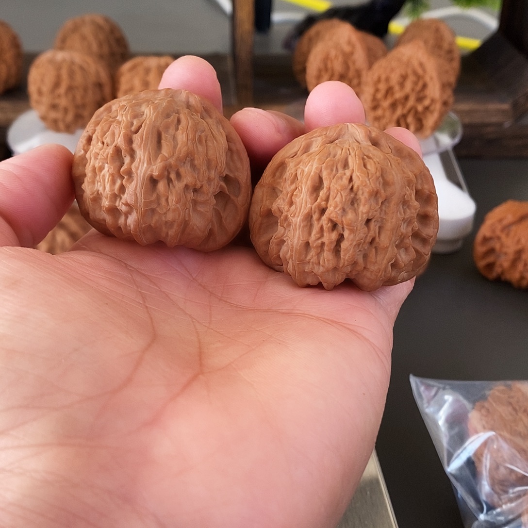 把件文玩核桃红皮老树白狮子骨质超棒