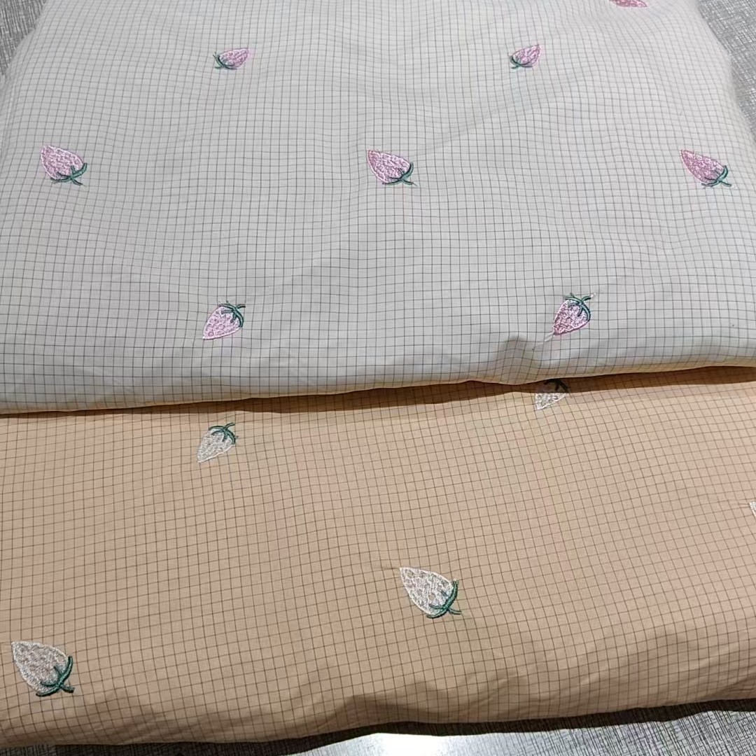 s级 草莓款三合一羽绒服面料，直接冲绒，不跑绒，幅宽1.4米，多拍连