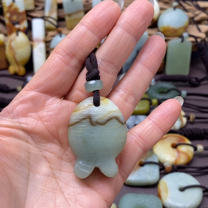 蛇纹石玉未镶嵌颈饰