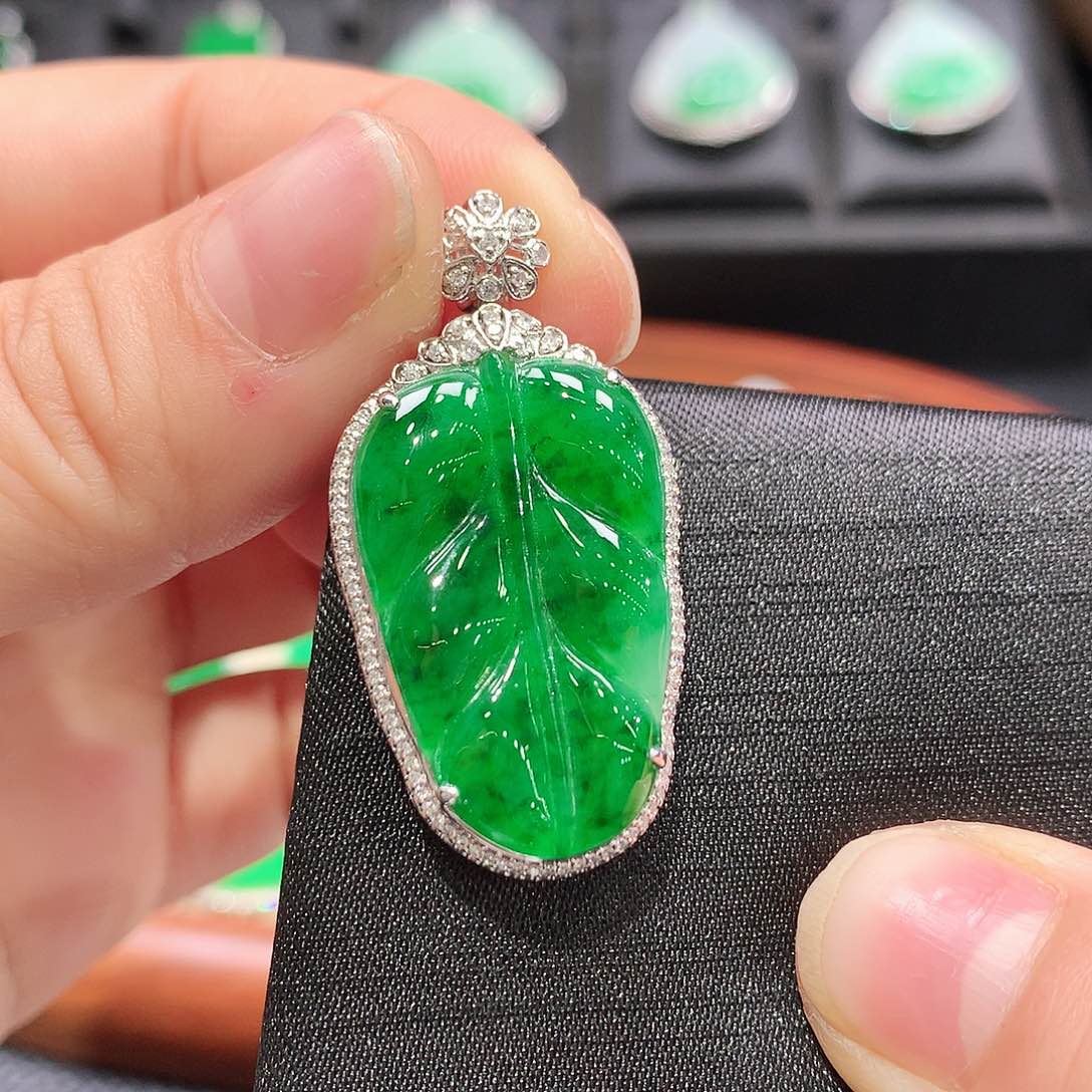 翡翠颈饰18K金镶嵌叶子