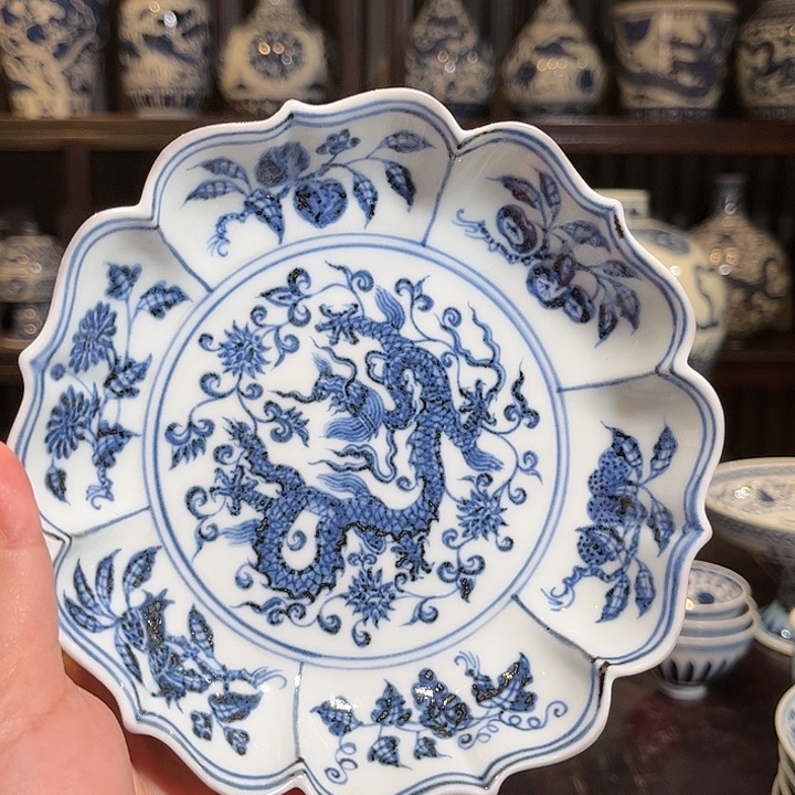 瓷片微瑕葵口龙纹小盘子
