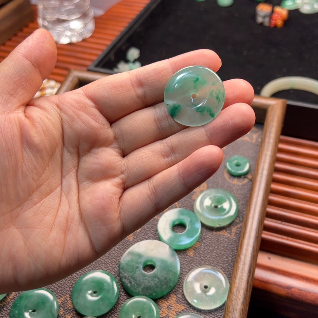 颈饰未镶嵌石英质玉（非洲翠）