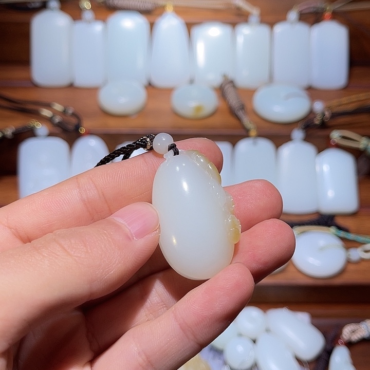 彼***话和田玉（糖玉）未镶嵌颈饰