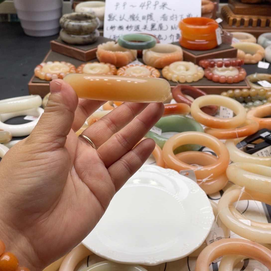 J***石英岩玉未镶嵌手镯