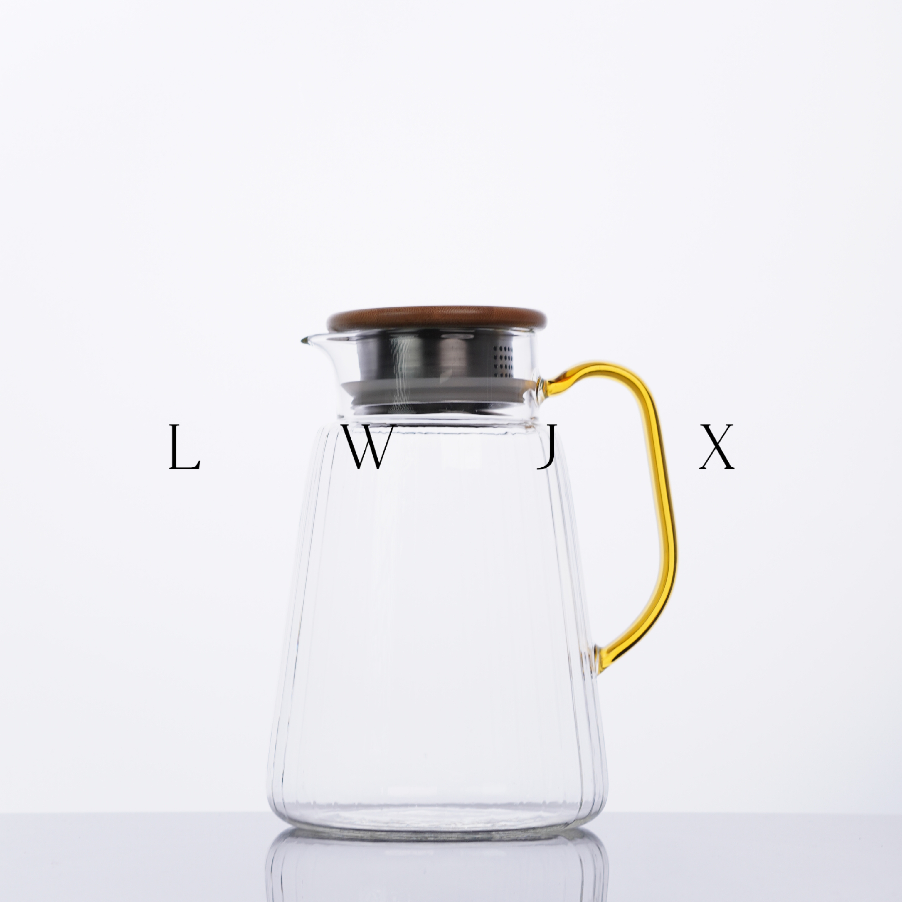 一只装纯人工手作黄色把手木盖竖纹大容量高硼硅煮茶壶