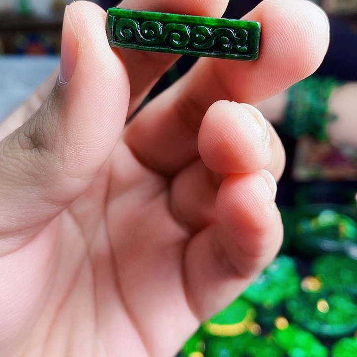 翡翠未镶嵌颈饰多样性