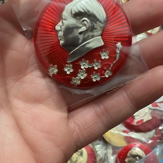 张****其他普通金属圆形红色人物像章