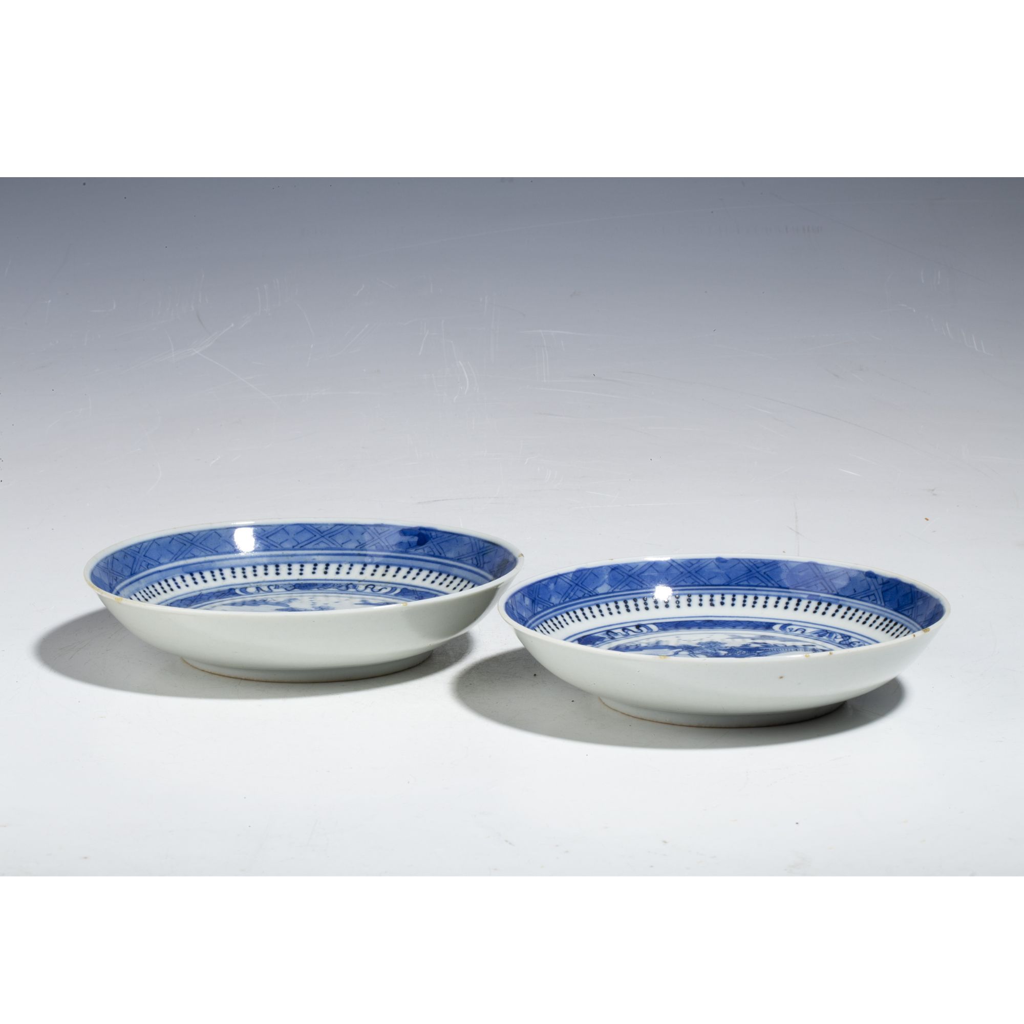 【拍卖-清中】·青花楼台亭阁山水纹盘一对