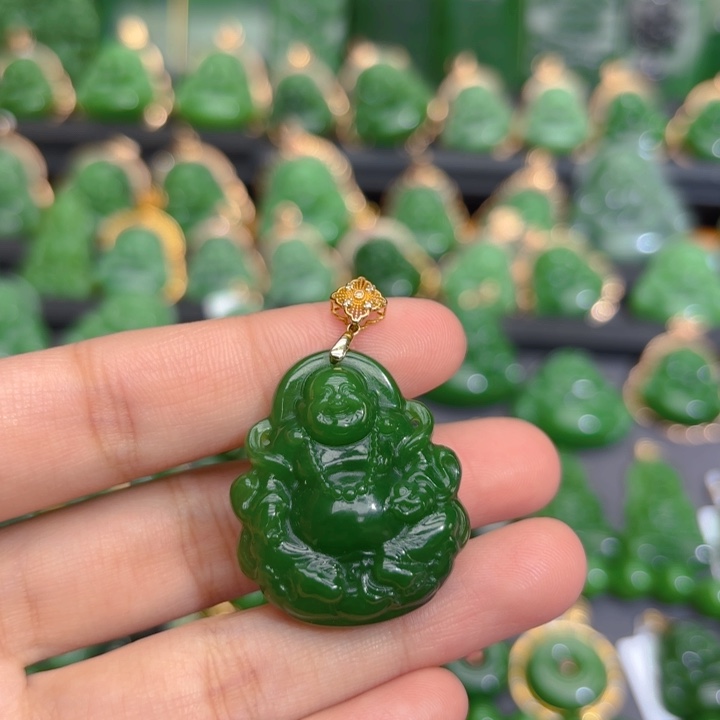 颈饰18K金镶嵌和田玉（碧玉）