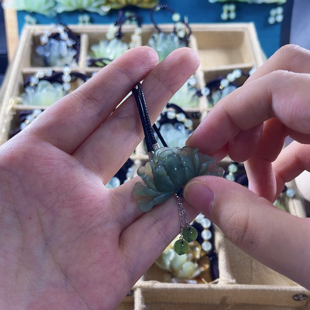 蛇纹石玉颈饰合金