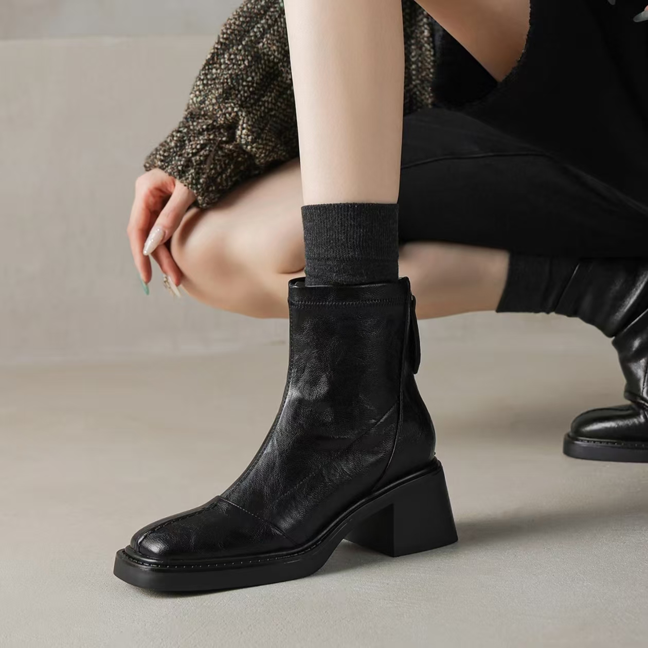 2025秋冬靴子女款新款方头粗跟百搭厚底女士时装短靴女
