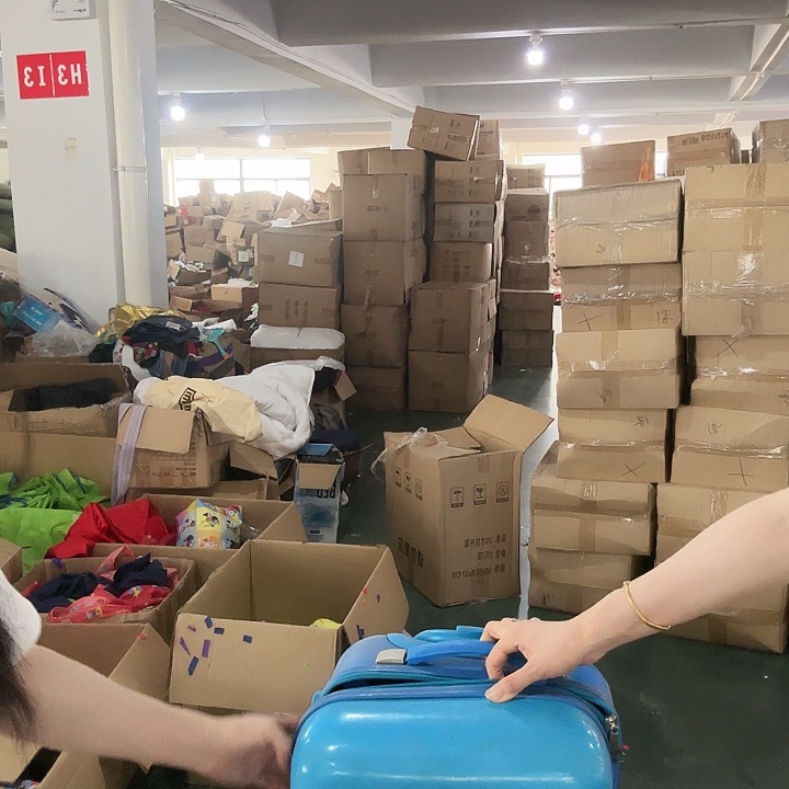 聚酯纤维（涤纶）天蓝色奇奇图案行李箱20寸瑕疵