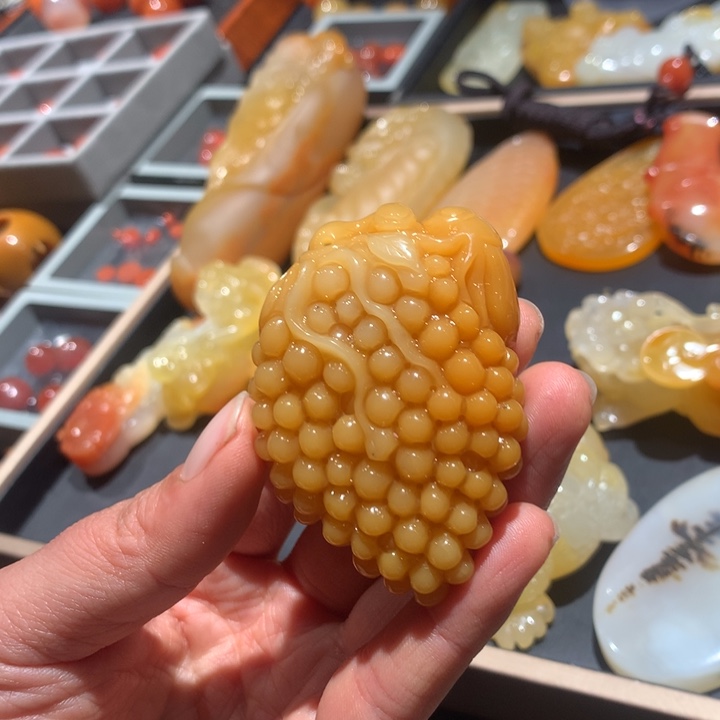 石英质玉（黄龙玉）未镶嵌颈饰