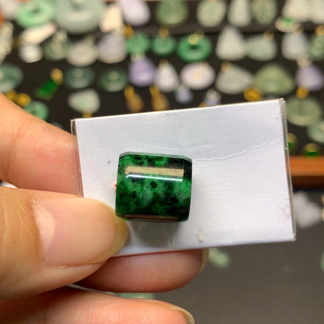 时***转翡翠未镶嵌颈饰有纹裂