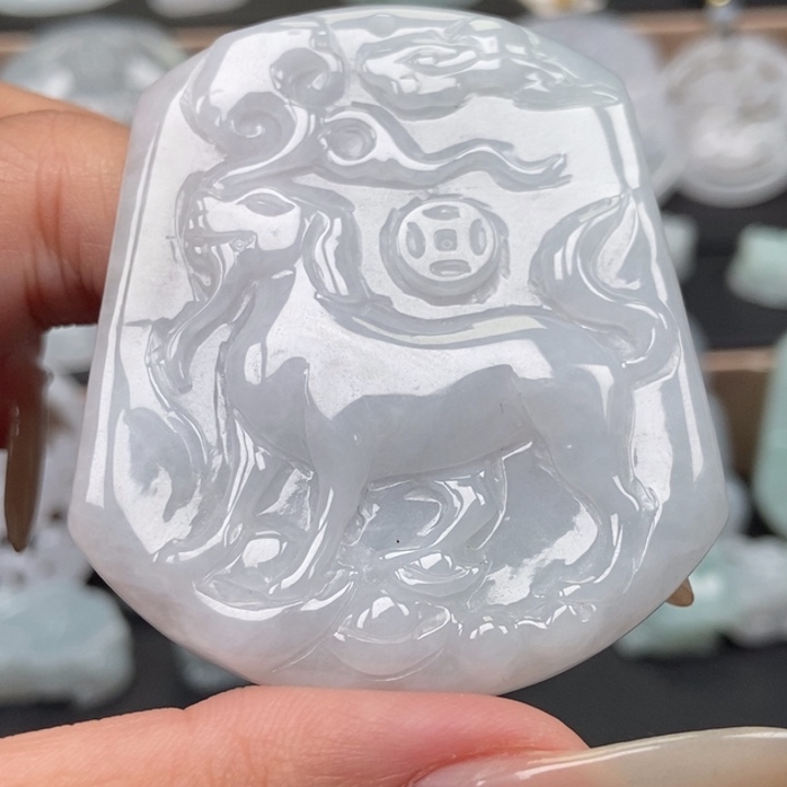 翡翠未镶嵌颈饰狗