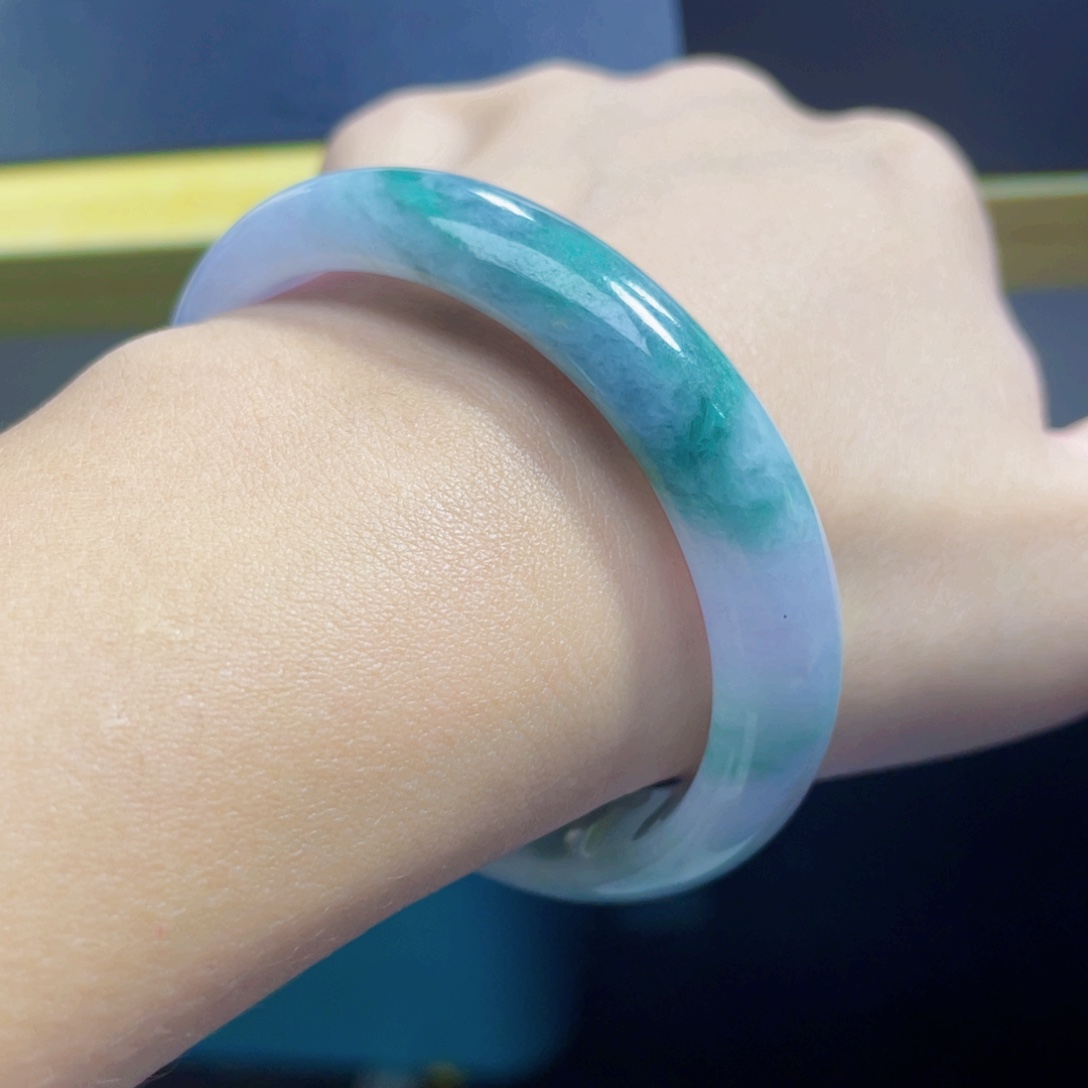 翡翠未镶嵌手镯53贵妃有纹表皮不光滑不退换