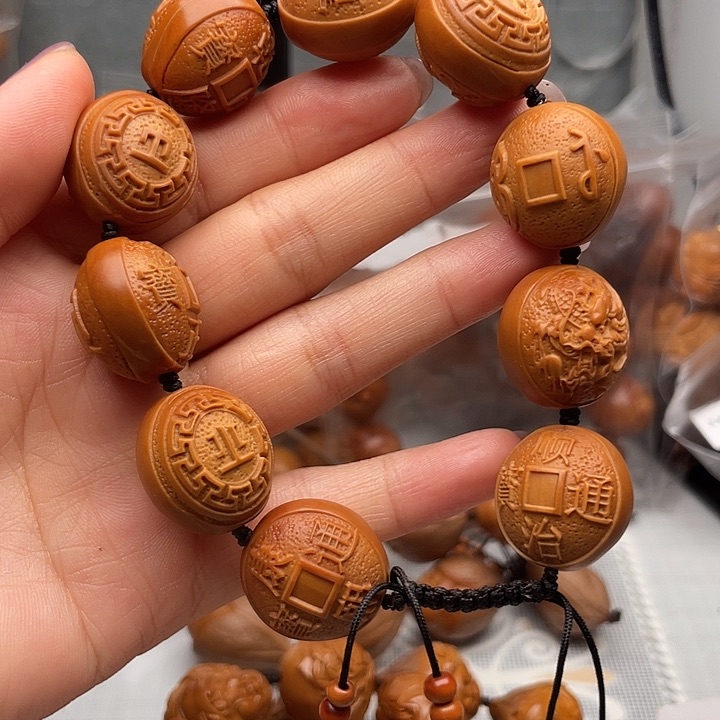 橄榄核吊坠雕刻艺术