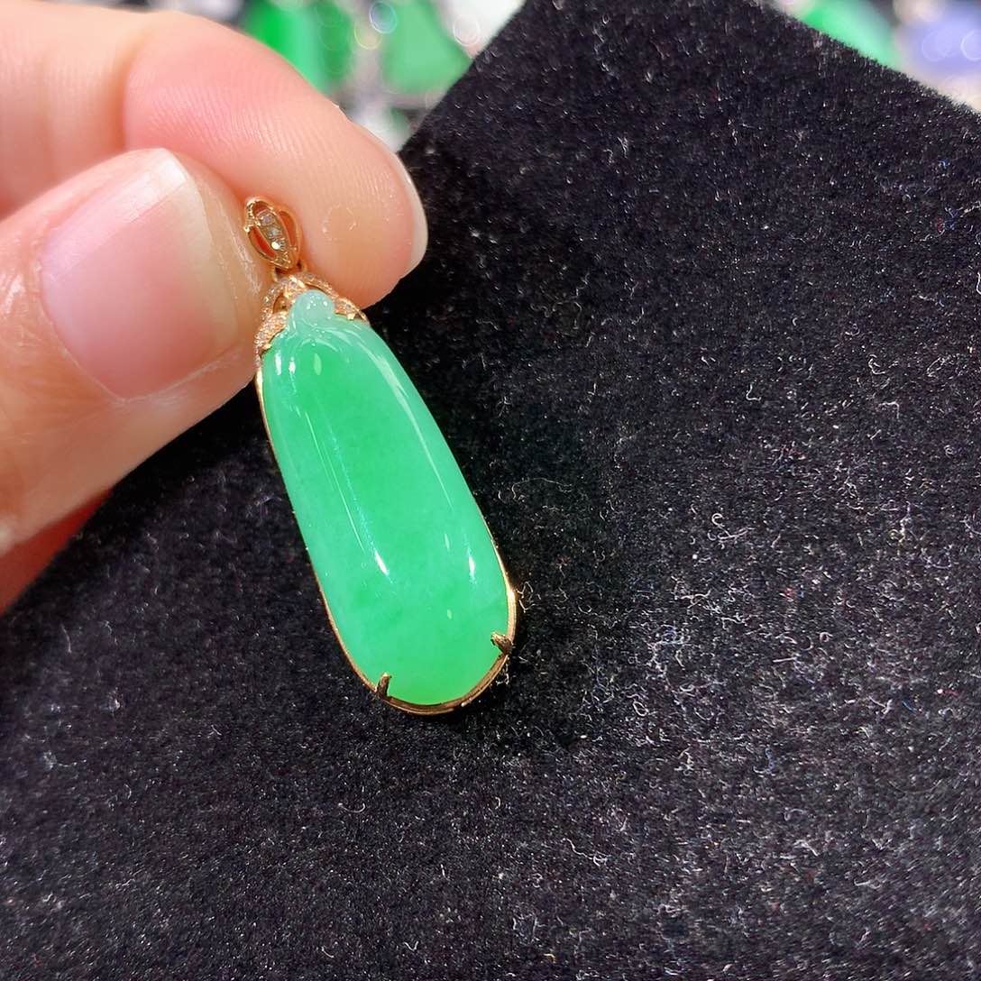 翡翠18K金镶嵌颈饰