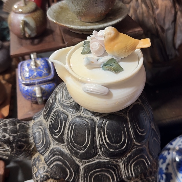 爱***悦微瑕壶一个，瓷。。。