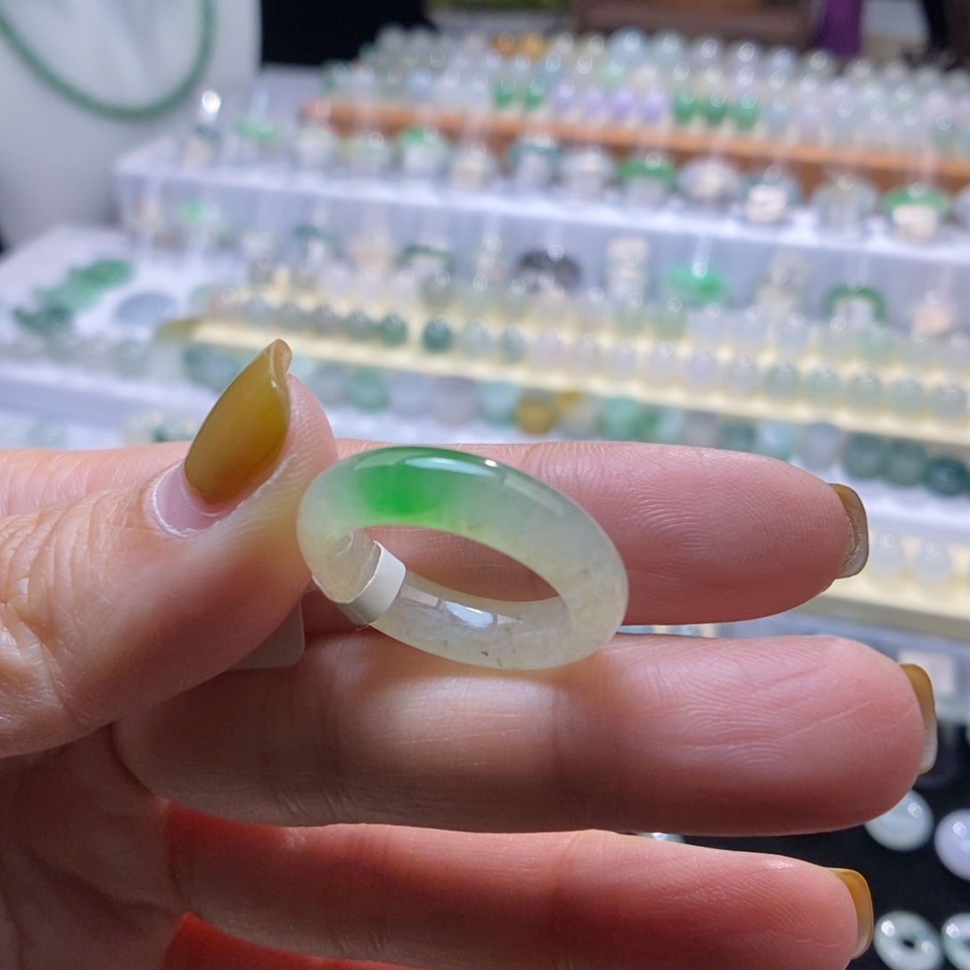 翡翠未镶嵌戒指13号飘绿