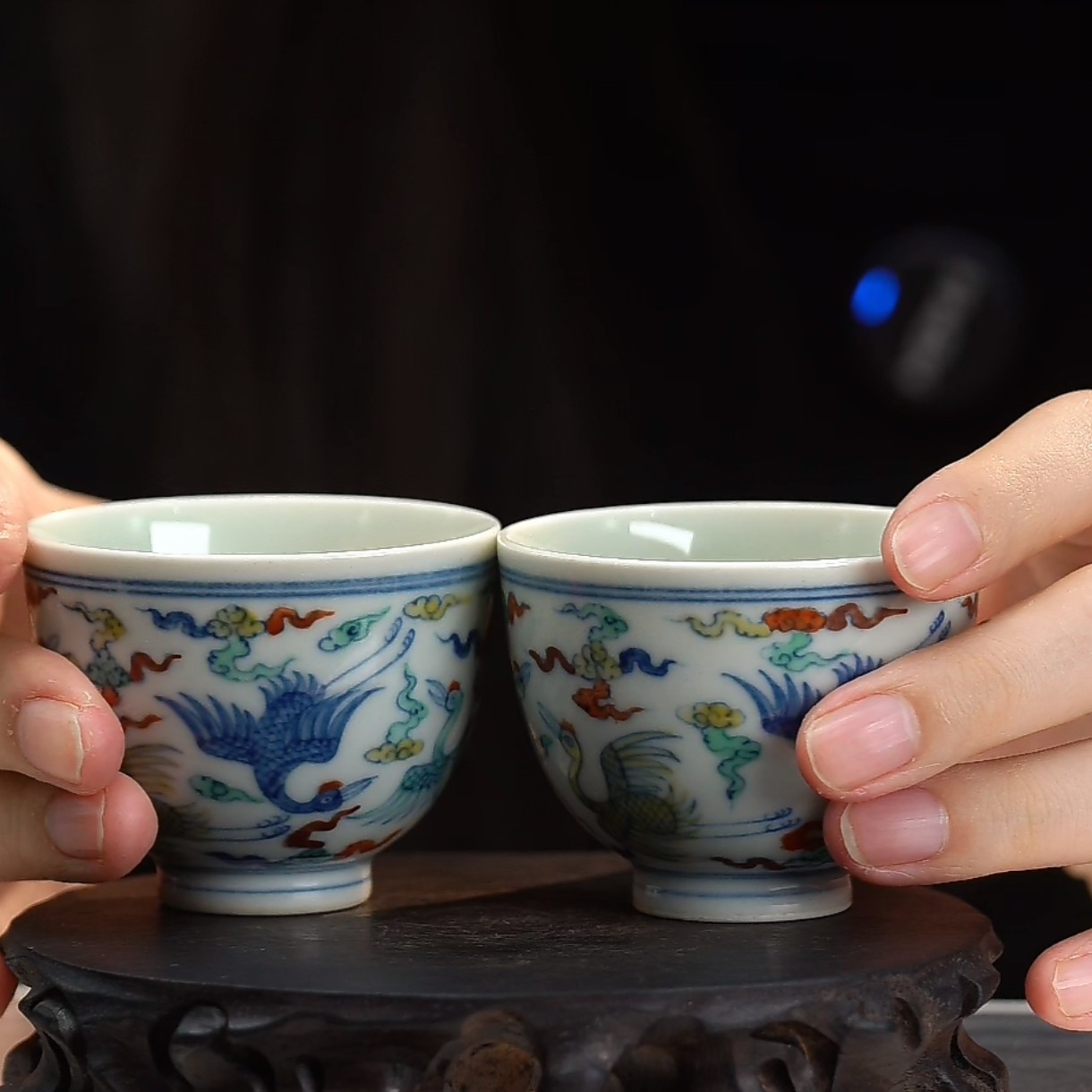 斗彩仙鹤祥云纹对杯