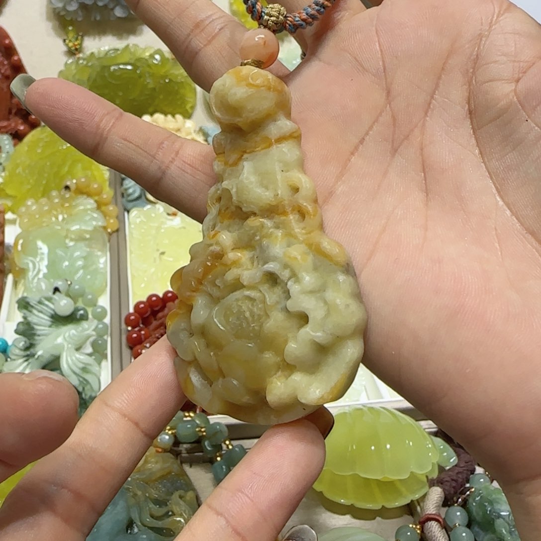 未镶嵌蛇纹石玉吊坠