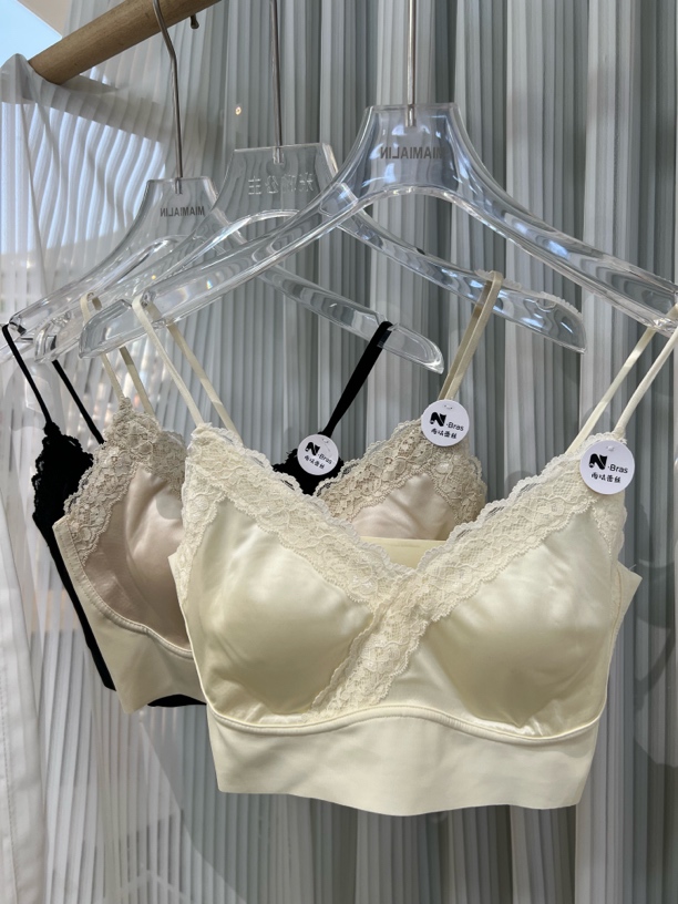 63202缎面蕾丝V领大胸显小美背内衣细肩带兔耳朵超薄一体文胸抹胸