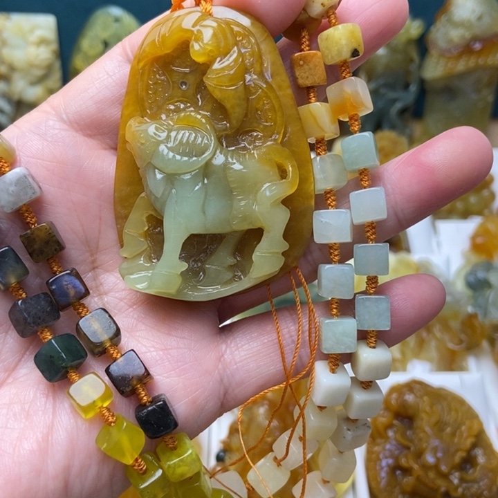 蛇纹石玉未镶嵌颈饰