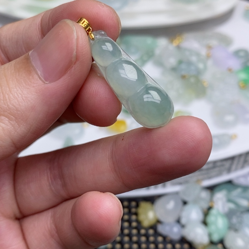 【闪购商品】翡翠吊坠(不含链)18K金镶嵌豆