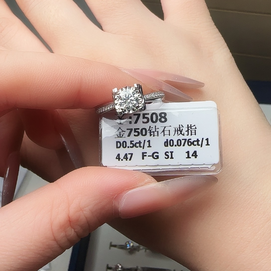 钻石戒指/指环18K金镶嵌小*女