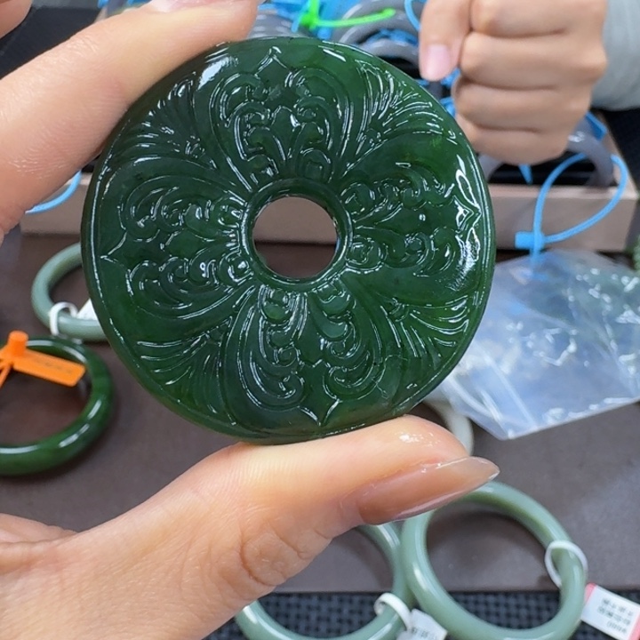 颈饰未镶嵌和田玉（碧玉）