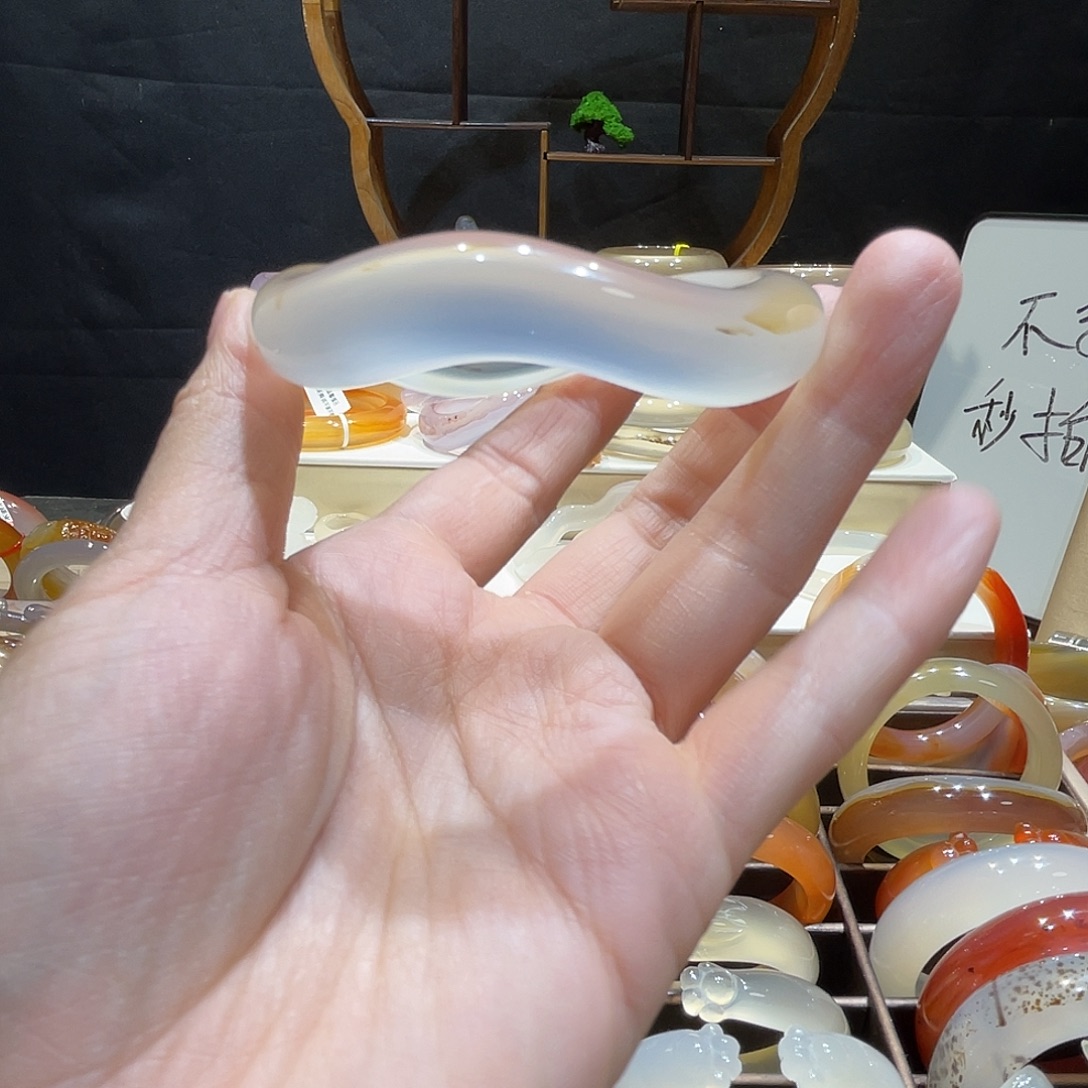 L***r玛瑙/玉髓未镶嵌手镯