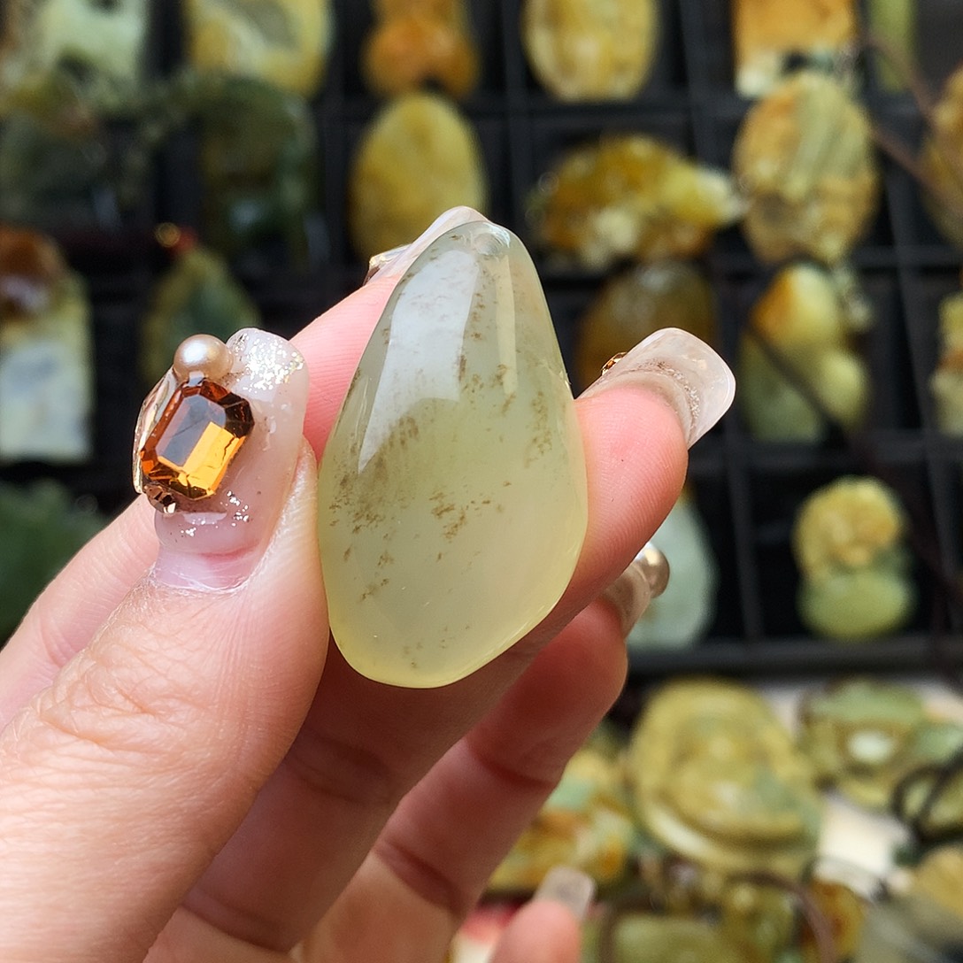 蛇纹石玉颈饰未镶嵌