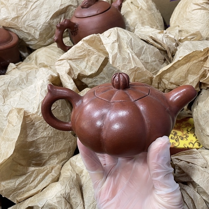 茶壶紫砂原矿泥料，手工制作一把紫砂壶。