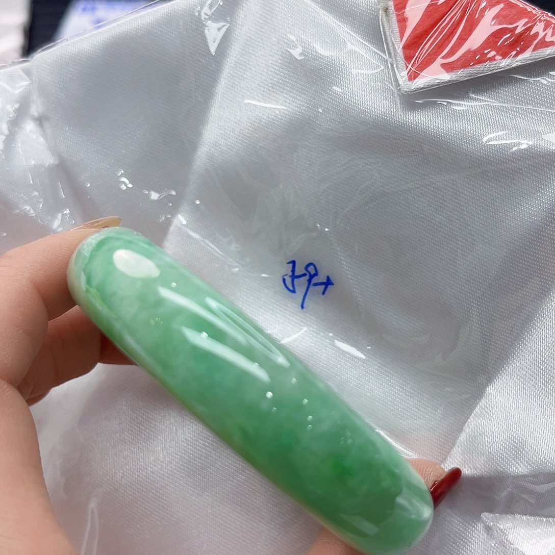 翡翠手镯未镶嵌多样性